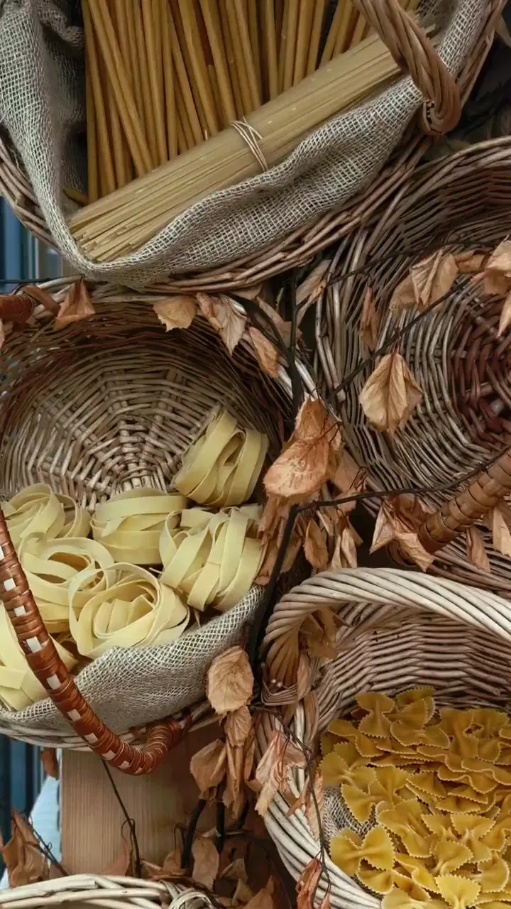 Корзины с пастой на деревянных полках